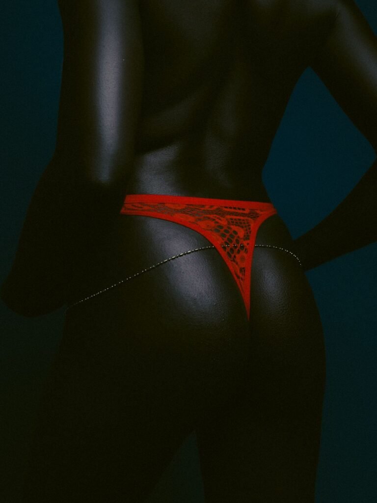 Chatte mouillée et bien chaude disponible pour toi mon ange